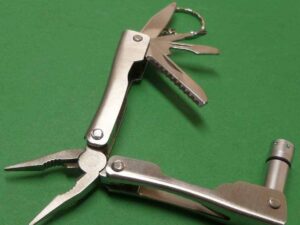 Мультитул мал плоскогубцы, фонарик, чехол т.д.