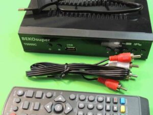 Тюнер DVB-T2/C в металлическом корпусе (Цифровая приставка для телевизора, приемник на 20 каналов, кабельного ТВ) (цифровой эфирный ресивер)