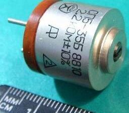 резистор СП5-35Б 4,7кОм 10% демонтаж. Вал-00. Без резьбы Демонтаж.Вал-00.ВЫВОДЫ-4мм подстроечный